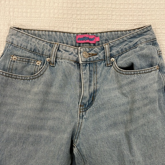 🎀Edikted Raelyn Low Rise Light Wash Jeans! The perfect fit and trendy!🎀 - Picture 2 of 6